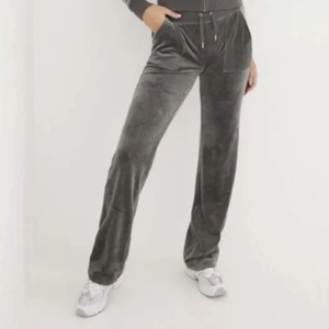 Mörkgråa Juicybyxor - Säljer mina juicybyxor nu pga att jag inte har användning av dem längre❤️ Använda men ser ut som nya! Köparen står för frakt❤️