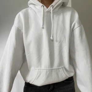 Vit hoodie  - Vit hoodie från Bikbok, knappt använd och i jättefint skick, köparen står för frakten på 79kr 