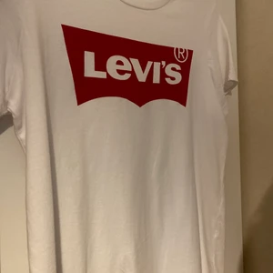 Vit Levi’s T-shirt - Säljer min vita Levi’s T-shirt i storlek M som är använd några gånger men ser ut att vara i fin skick.