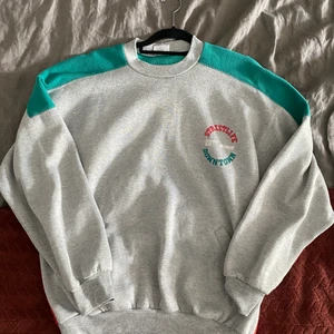 80s sweater - Fett snygg och unik sweater, ger en 80-tals känsla! Sitter som en normalt oversized tröja på mig som brukar ha S💕