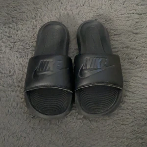 150  - Säljer dessa hel svarta  Nike tofflor flr 150+66 kr frakt 💖storlek 39. Kontakta vid intresse 