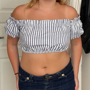Vit blå topp - Denna as snygga toppen säljer jag då jag aldrig använder den, den är i storlek m, men den passar allt från S-L. Väldigt fin i tyget. 💕 Köparen står för frakten