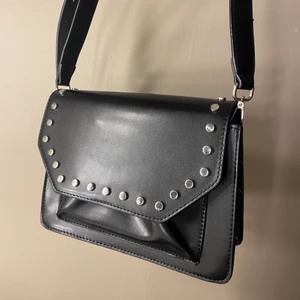 Don Donna  - Don Donna väska i oanvänt och mycket fint skick, snygga detaljer som silver nitar har väskan och har även många fack + stort utrymme.