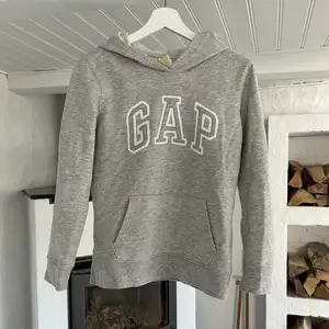 Säljer min gap hoodie som jag använt få gånger.  Skriv vid intresse eller om ni undrar något, köparen står för frakten❤️