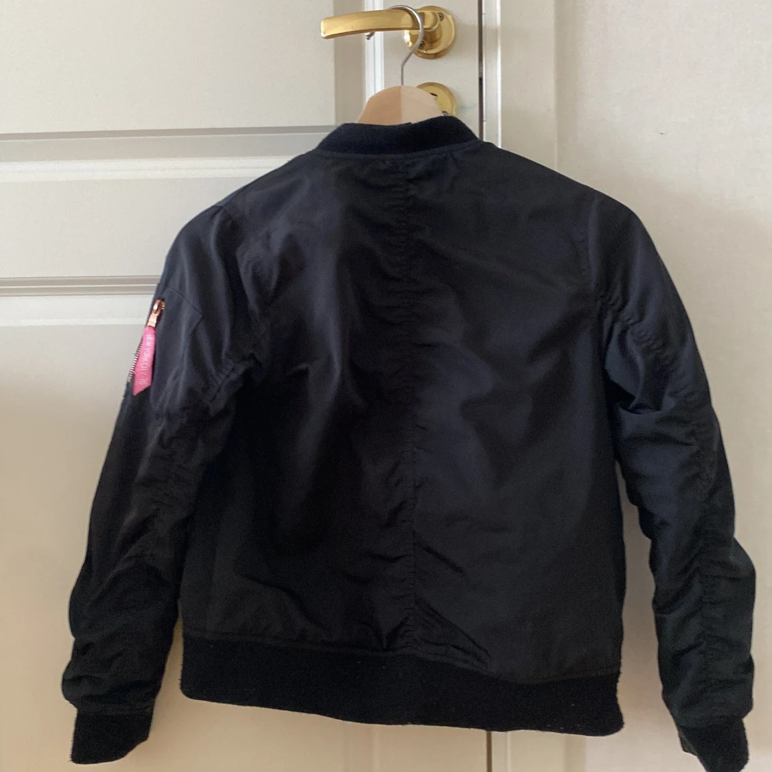 Svart jaka med blommigt innertyg  - 90