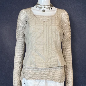 Överdel  - Ljusbeige cream topp i fint skick.  Från Jensen, storlek 36. ⚠️ Stickade underdelen är ej inkluderad.  Krymper i strl 3%. Diskret dragkedja.  Mått: Axel till axel 30cm, Bystbredd 45cm, Midjebredd 40cm, armhåla till armhåla 45cm.