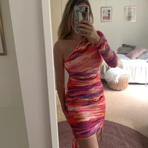 One sleeve klänning - Storlek 36. Frakt diskuteras vid intresse