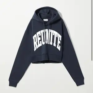 Säljer denna hoodie från weekday då den inte kommer till användning💖 köpt för ca 500, säljer för 200!
