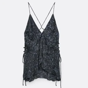 Linne - Säljer detta linne från Zara💕så fint och i bra skick, storlek Xs⚡️hör av er vid frågor