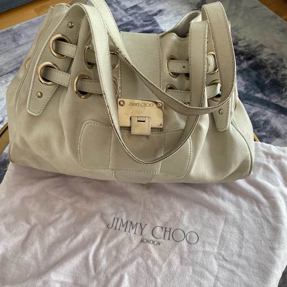 Säljer en begagnad original Jimmy Choo väska . Ny pris 15.000 Säljes för 1500kr Den är väl använd . Accessoarer.