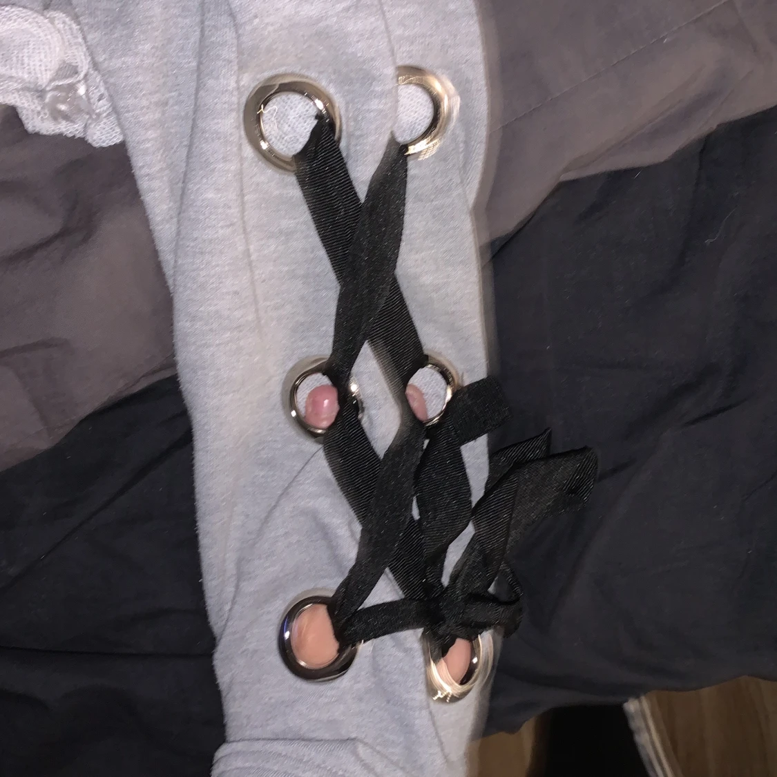 Grå tröja med snörning på armarna - 90