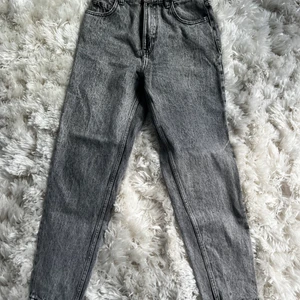 Grå jeans  - Gråa jeans, säljer då de inte passar längre. Snygg tvätt 