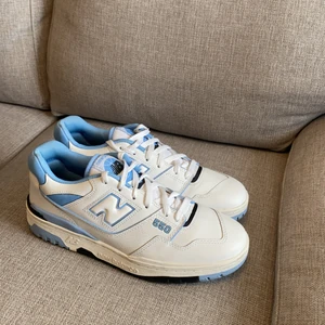 New Balance 550 UNC - Säljer ett par New Balance 550 UNC i storlek 44.5. Relativt nya då jag bara använt de en gång. Originallåda medföljer. Priset är diskuterbart.