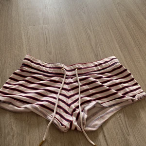 Randiga shorts  - Säljer randig shorts😊