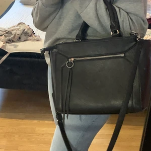 Svart väska  - Svart väska från stradivarius som jag använt få gånger. 