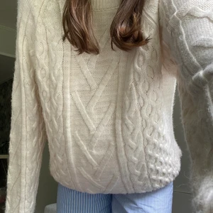 Stickad tröja - Vit stickad tröja med öppen rygg från NA-KD i nyskick!