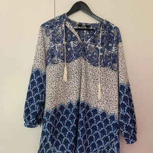 Klänning/tunika - Fin blå klänning/tunika (vad man nu vill ha det som). Använd men i mycket fint skick.  Från BikBok, storlek S 🦋🦋🦋🦋  Möts upp eller står du som köpare för frakten 