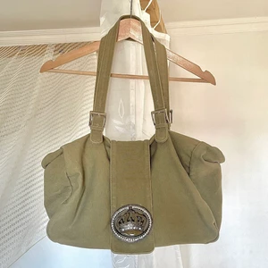 Handväska - GRÖN HANDVÄSKA FRÅN FRIID & COMPANY  SKICK: Väskan är i bra skick. 