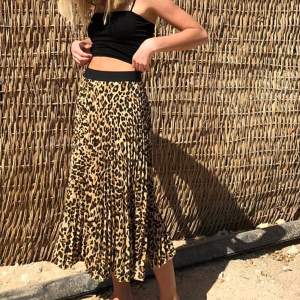leopardmönstrad kjol från h&m som jag köpte för några år sedan. sparsamt använd och i jättebra skick. säljer pga kommer inte till användning längre. 