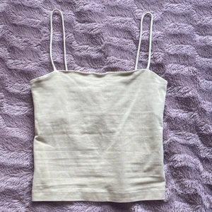 Beigt linne från ginatricot - Säljer ett beiget linne från Gina Tricot i fint skick. Det är i stretchigt material, bommulstyg och sitter bra. Storlek xs.