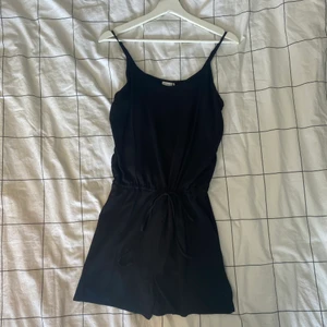 Byxdress - Super gullig svart byxdress med knyte i midjan och justerbara band.💞