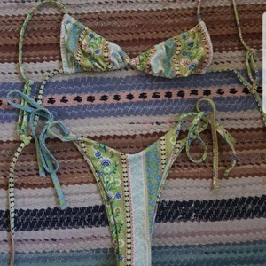 Grön mönstrig bikini - Fin bikini som användes lite görra sommaren. Köptes på plick men ursprungligen från shein. Strl S och i bra skick, inga slitage. Tvättas innan den skickas. Vet inte vad frakten blir men den ingår inte😊OBS! Inläggen är uttagna och tyvärr borttappade!!