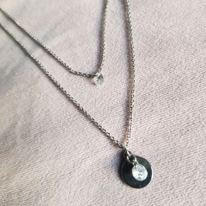 Silvrig Halsband  - Halsband i bra skick💕 kedjan är ca 35cm lång💜 i priset ingår frakt!