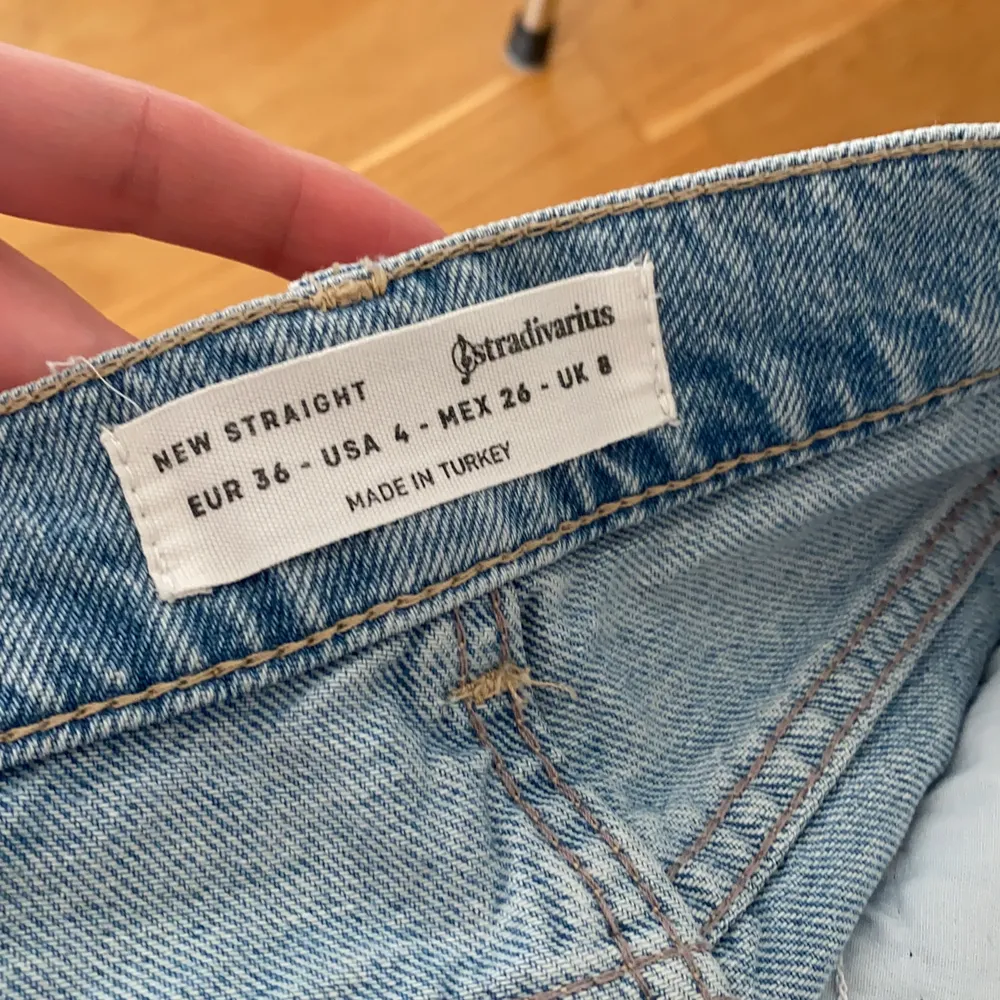 Supersnygga jeans med assymetrisk midja som tyvärr blivit lite för små för mig. Kan hämtas i Telefonplan eller så står köparen för frakt 🌸🥰. Jeans & Byxor.