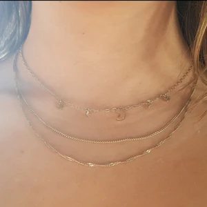Guldigt Halsband - Halsband med 3st kedjor, i bra skick🦋💕