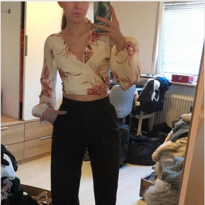 Blus - Galet snygg blommig blus 🌸😍 Köpt second hand. Storlek 38, men funkar även för de som har 32 beroende på hur man vill knyta den. Bilderna är olika exempel på hur man kan ha den. Första är nog hur det är menat och då passar storlek 32-38