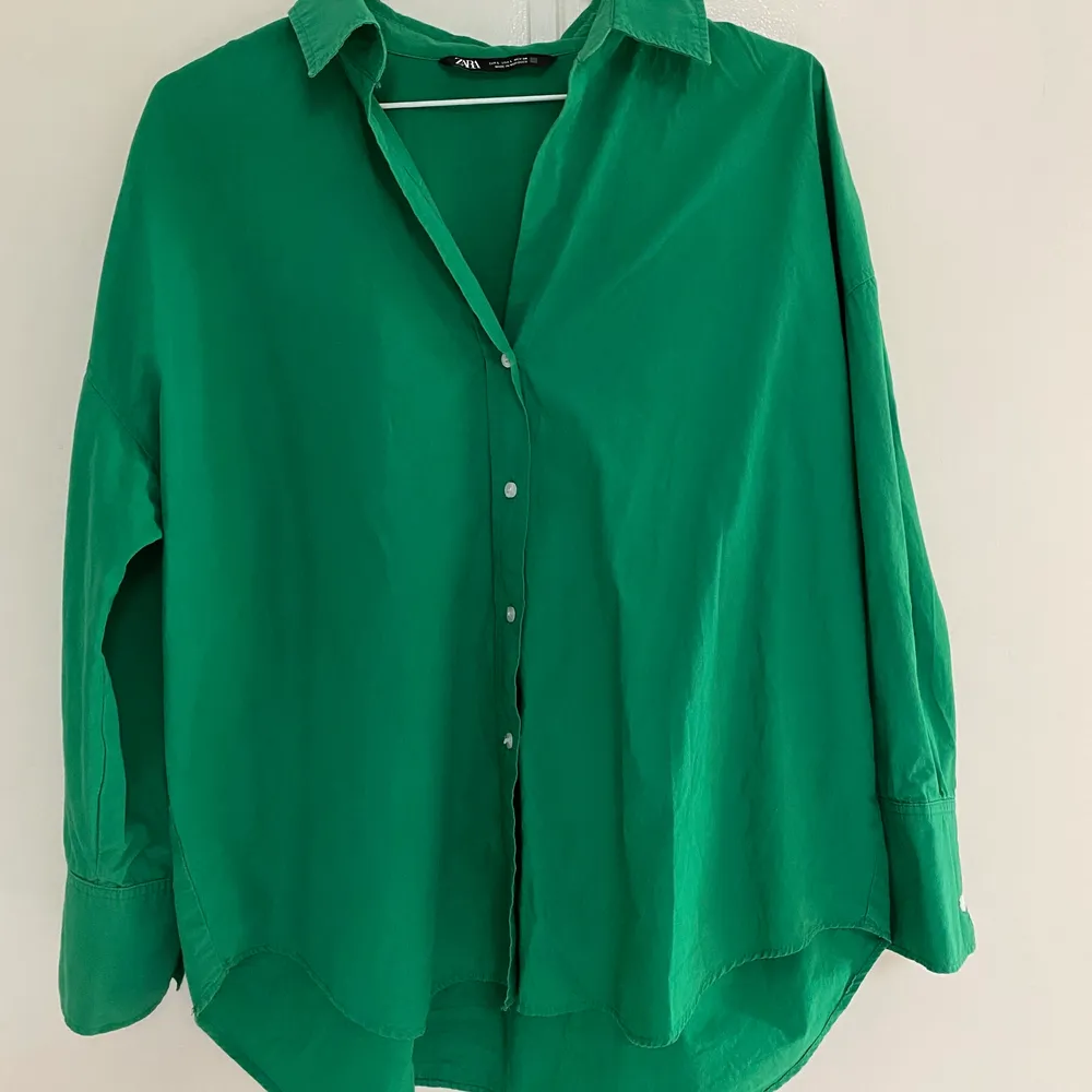 Grön skjorta från zara i bra skick. Enligt mig är den en lagom längd oxh inte för lång som skjortor ofta kan vara. Lite liten i storleken skulle jag säga. . Skjortor.