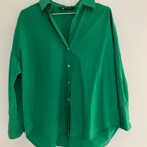 Grön skjorta Zara - Grön skjorta från zara i bra skick. Enligt mig är den en lagom längd oxh inte för lång som skjortor ofta kan vara. Lite liten i storleken skulle jag säga. 