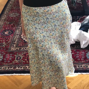 Blommig satinkjol zara - Blommig satinkjol från zara ( ankellång)