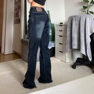 Säljer dessa Levi’s jeans i modellen 525. Midjemåttet är 27 och längden skulle jag säga är 30 eftersom dom är uppklippta. Dom är i bootcut modell med en relativt låg midja