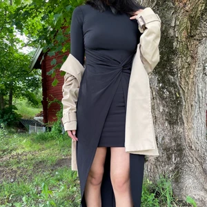 Klänning  - Fin svart klänning lite längre baktill. Klänningen är i storlek XS. På framsidan finns en knutdetalj som alltid är så. Använd ett fåtal gånger. Köparen står för frakten. Skriv vid frågor 💕