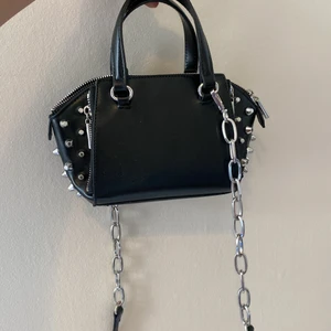 Väska  - Väskan är inte såld!! Budgivningen blev bäste kaosig och fattar inte hur man startar om, just nu pågår den i DM och budet är på 250kr💗💗  om det inte funkar så gör jag om annonsen💗 budgivningen avslutas 23juli, direkt pris 320kr💗💗