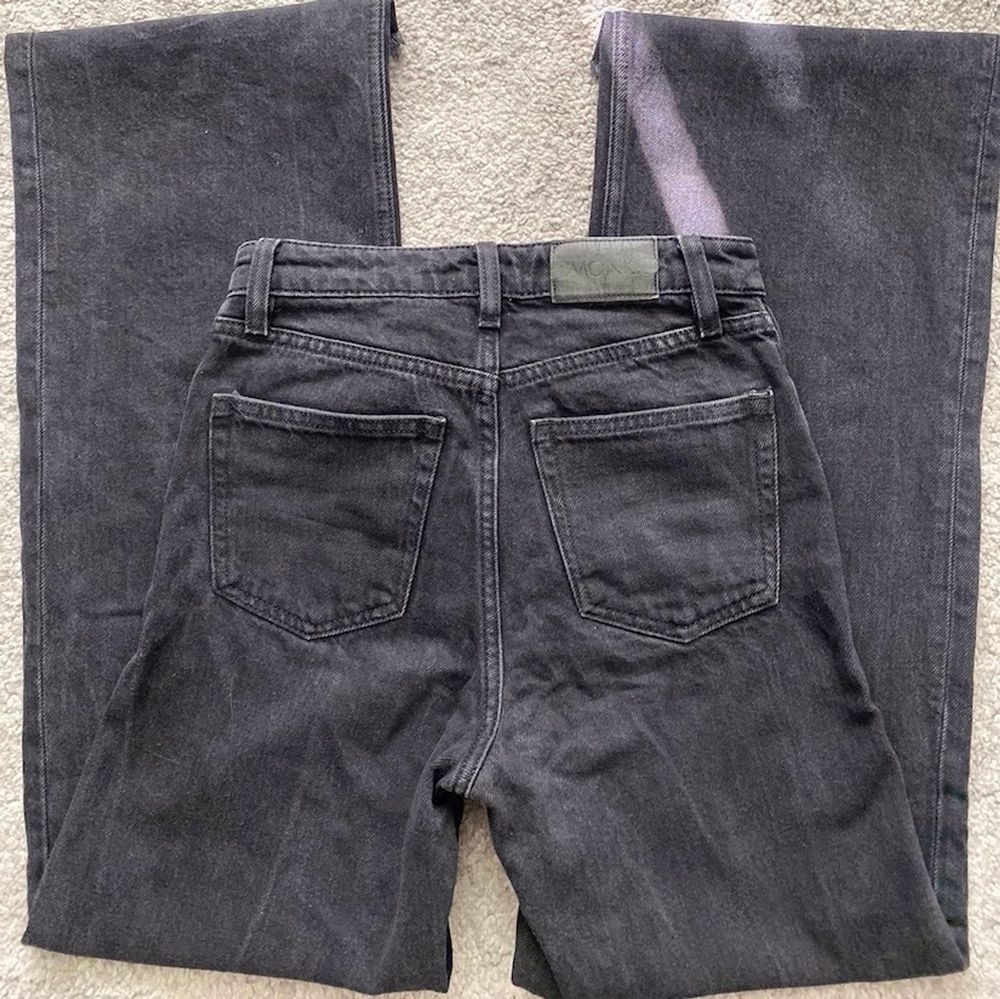 Säljer dessa superfina jeans från Monki då de tyvärr blivit för små. Endast använda några gånger. (De ser ganska grå ut på bilden men är svartare i verkligheten). Jeans & Byxor.