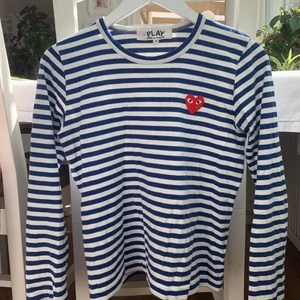 Comme des Garcon tröja blårandig - Säljer nu min comme des garcon tröja. Nypris: 1150kr men jag säljer den för 350 då jag vill få den sålt. Den är i mycket bra skick utan några som helst skador❤️ Storleken är M men sitter som en S. Det är bara att skriva om det finns frågor💕