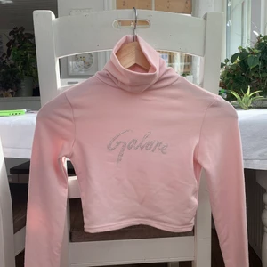 90’s topp  - En rosa 90’s inspererad polo topp med texten ”Galore” skriven med glitterstenar över bysten💕