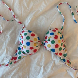 Bikinitopp  - Säljer denna bh/bikinitopp i storlek 80B. Säljer via swish (inte via köp nu) så kontakta mig först så får du gratis frakt 💕