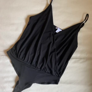 Body - Jätte fin ”fest” body som tyvärr är för liten för mig nu men skulle säga att den passar både xs/s/m med de stretchiga materialet. Den är som ny och användt få gånger. 