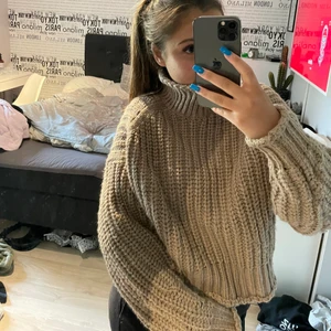 Beige stickad tröja - Beige stickad tröja från hm i bra skick. säljer för 70 kr+ frakt💗