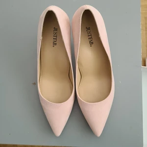 JustFab pumps - Nya skor med låda.  Det är oänvand. Beige färg