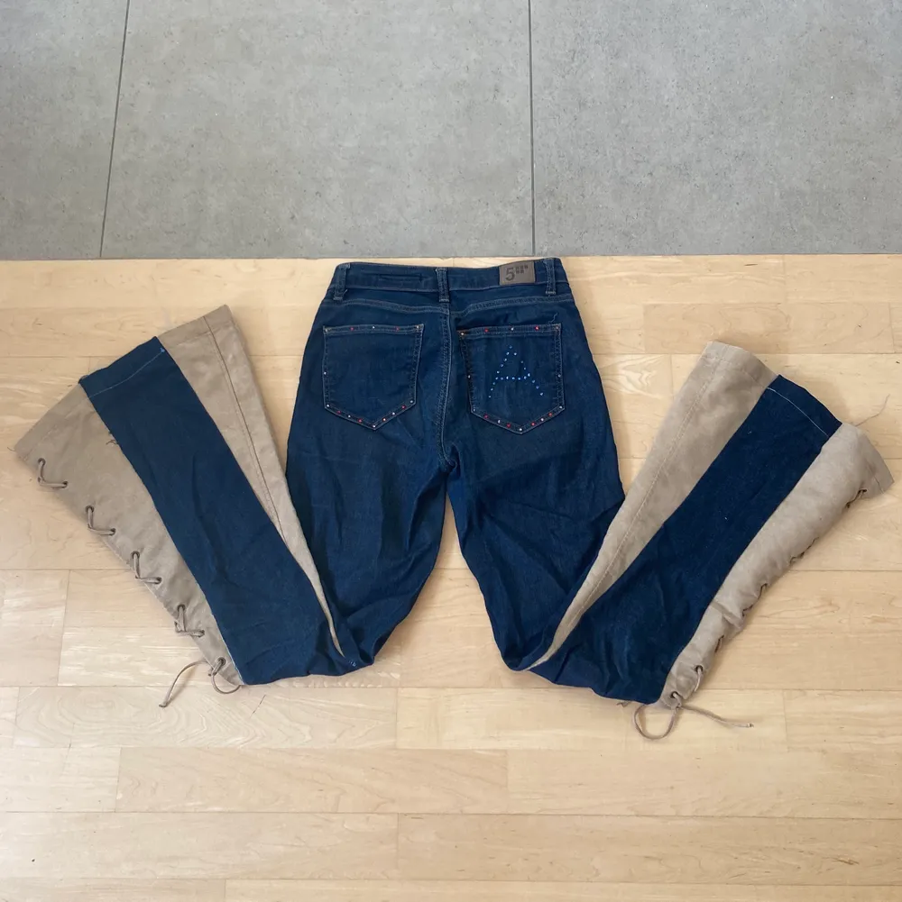 Cowboy jeans egensydda detaljer och rhinestones, skriv vad ni är villiga att betala i kommentarer. Jeans & Byxor.