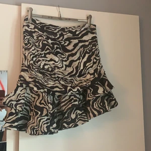 Cool volang kjol mönstrad ny hm - Supersnygg kjol som är helt oanvänd med lappar kvar från H&M! Storlek 36 och superfin! Frakten kostar 52kr❤️❤️❤️