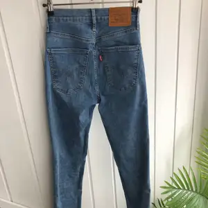 Levis skinny jeans I storlek 23, längden är 32. De är töjbara 