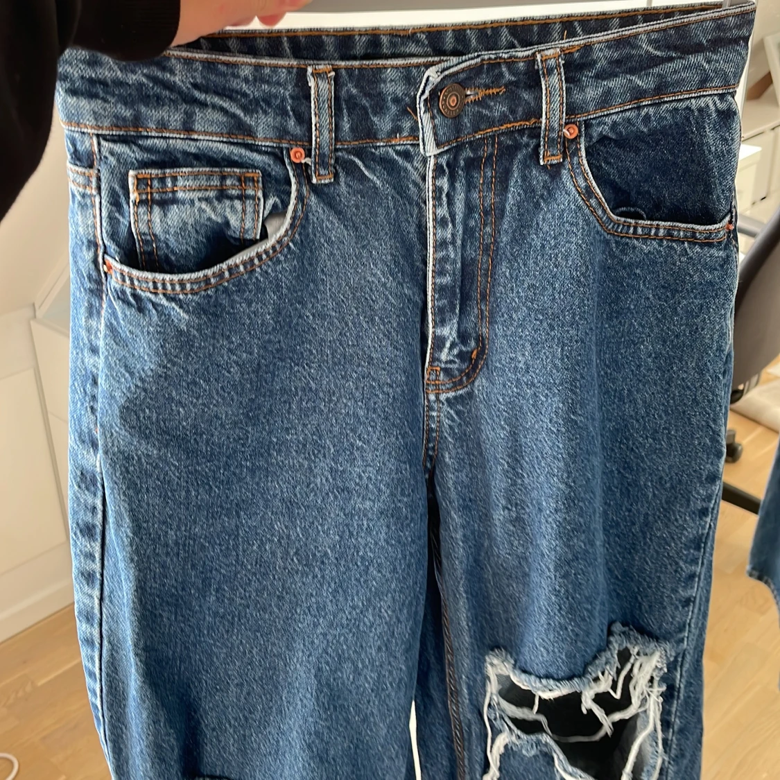 Mörkblå jeans med slitningar storlek 36 - 91