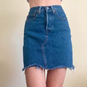 Levi’s jeanskjol i storlek W25 (XS/S). Jag är 179 cm och XS/S 🌼