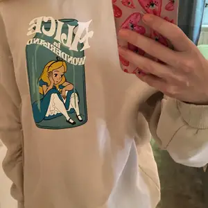 Säljer denna oversized hoodien ifrån hm🫶🏼 nästan aldrig använd så i bra skick🫶🏼 trycket på är Alice i underlandet🫶🏼färgen är beige🫶🏼🫶🏼