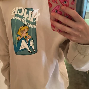 Alice i underlandet hoodie🫶🏼 - Säljer denna oversized hoodien ifrån hm🫶🏼 nästan aldrig använd så i bra skick🫶🏼 trycket på är Alice i underlandet🫶🏼färgen är beige🫶🏼🫶🏼